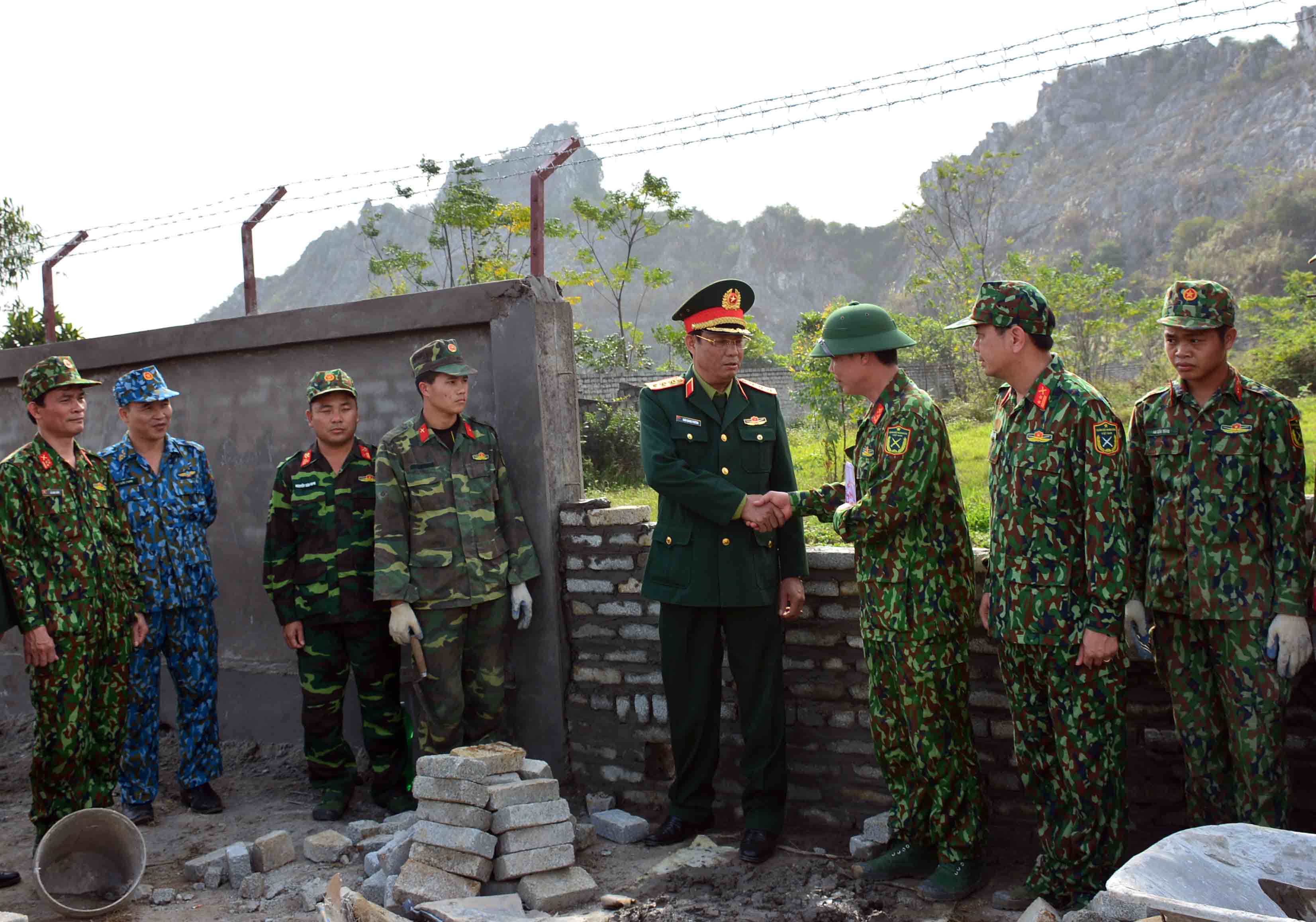 Lãnh đạo Tổng cục Chính trị thăm, tặng quà các đơn vị thi công tường rào bảo vệ sân bay Miếu Môn